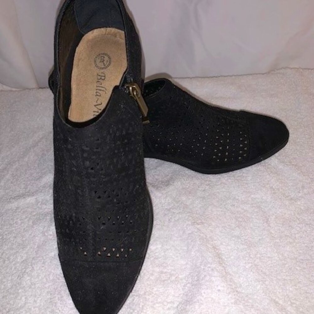 Bella Vita Women's Black Perforated Ashlyn Ii Block Heel Zip-Up